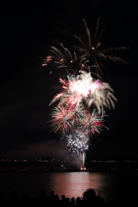 1420072_fireworks_over_columbus_river_1.jpg